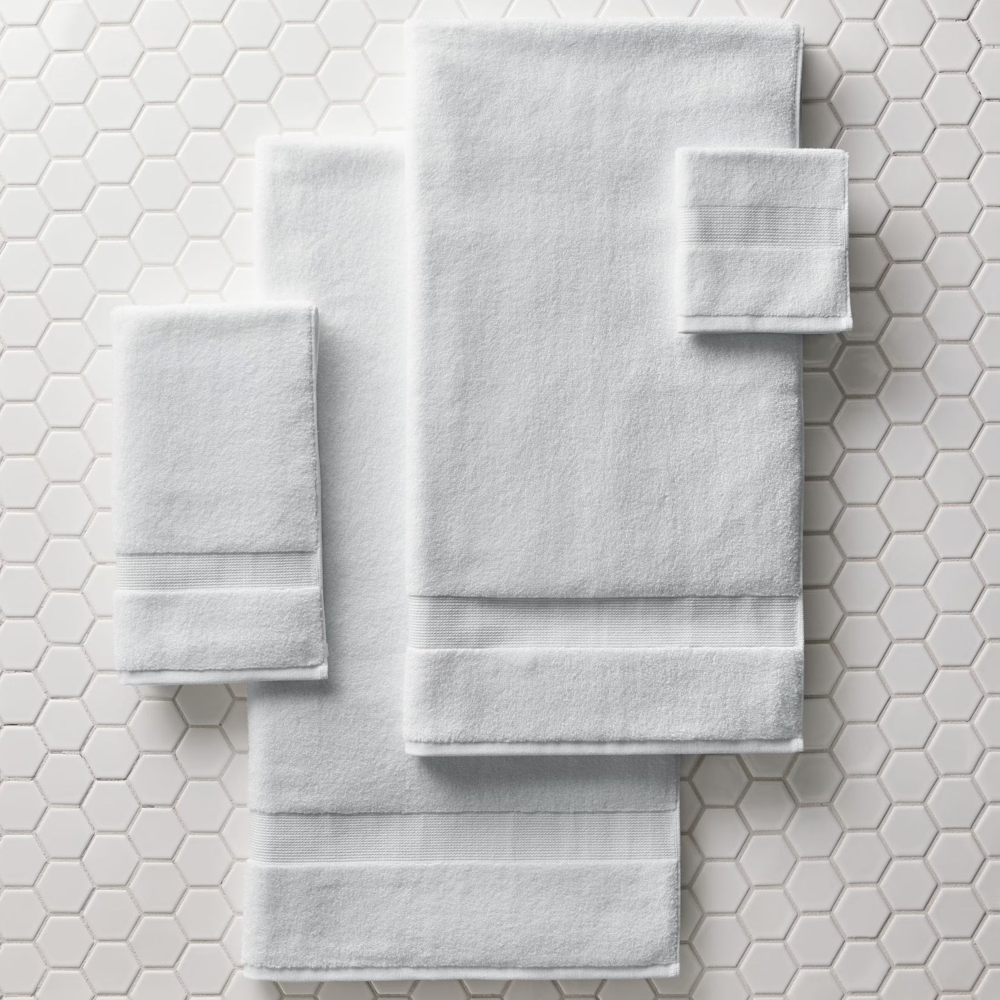 Signature Soft Solid Cotton Bath Towel, Arctic White — 100% Premium Cotton, Ultra Soft & Absorbent, Quick Dry, Hotel Quality Luxury Bath Towel for Bathroom, Spa & Gym